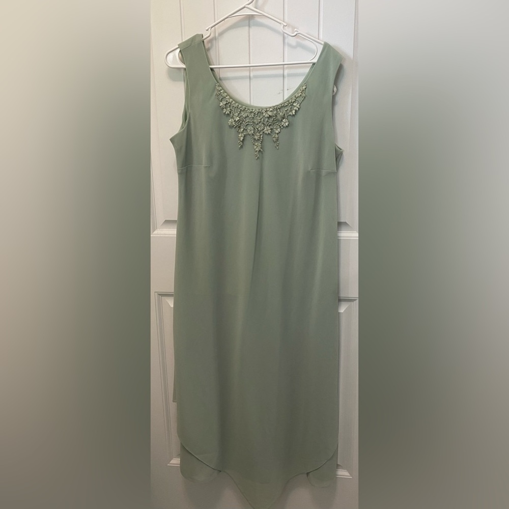 Roaman’s light green slip dress with lace detail. Size 16W. 100% polyester.